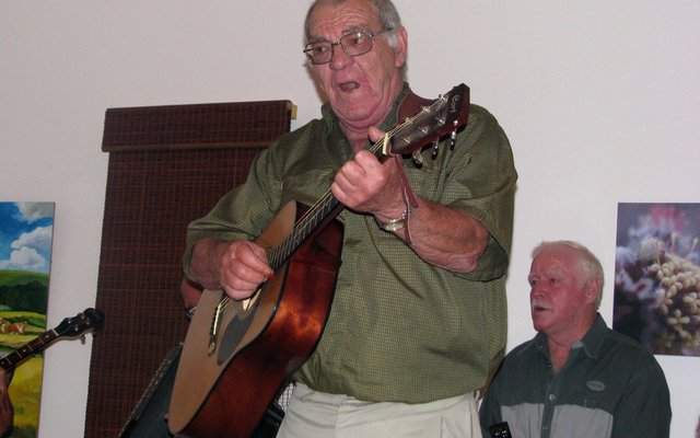 Manie Groenewald op sy stukke met sy kitaar en sang